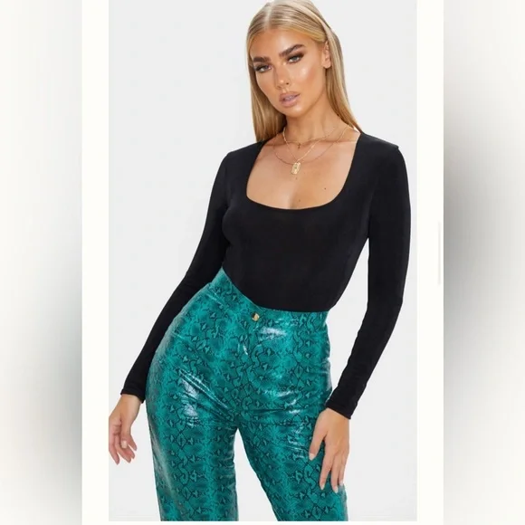 Pretty Little Thing BLACK ACETATE SLINKY SCOOP NECK LONG SLEEVE BODYSUIT - Picture 2 of 7